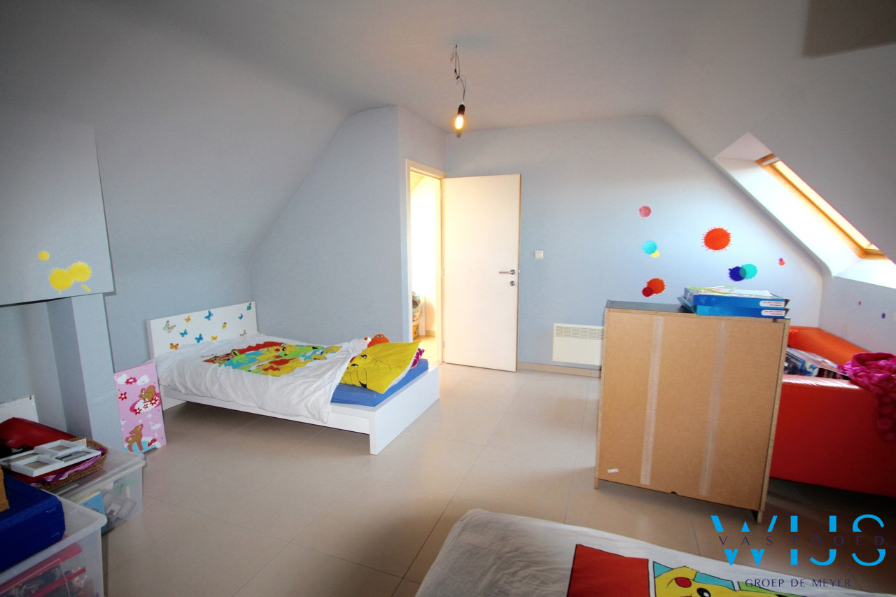 Lichtrijk dakappartement met aparte vrijstaande garage 