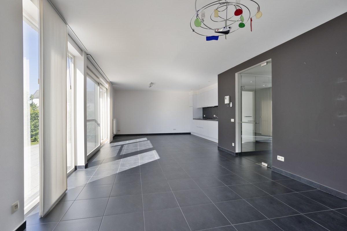 Instapklaar gelijkvloers appartement met groot terras, tuin en garagebox in Kumtich - EPC 104 KWH/m² 