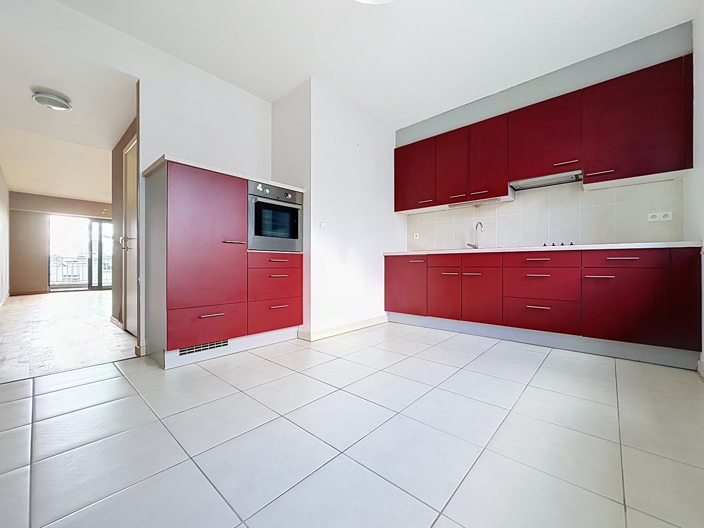 Appartement ensoleillé avec terrasse en plein centre-ville mais dans un oasis de verdure. 