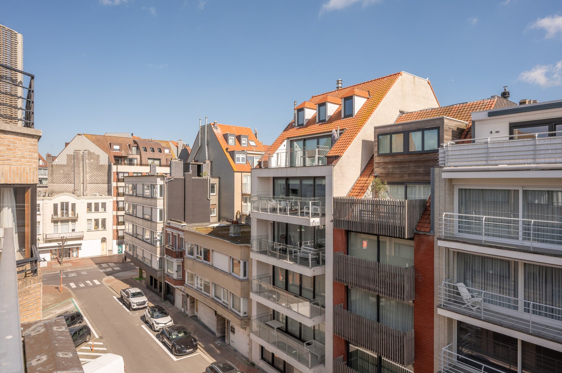Penthouse duplex exceptionnel de 125 m² dans la résidence William, un bâtiment récent et élégant (2020), parfaitement situé au centre de Knokke. 