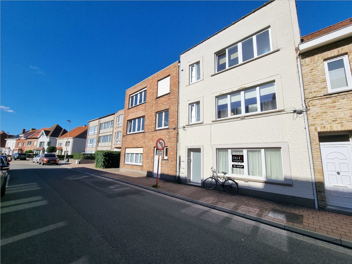 Goed gelegen, lichtrijk en ruim appartement met GARAGE in een kleinschalige residentie te Heist 