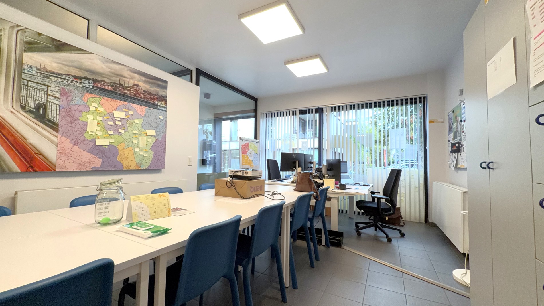 Instapklaar gelijkvloers kantoor te huur in centrum De Pinte
