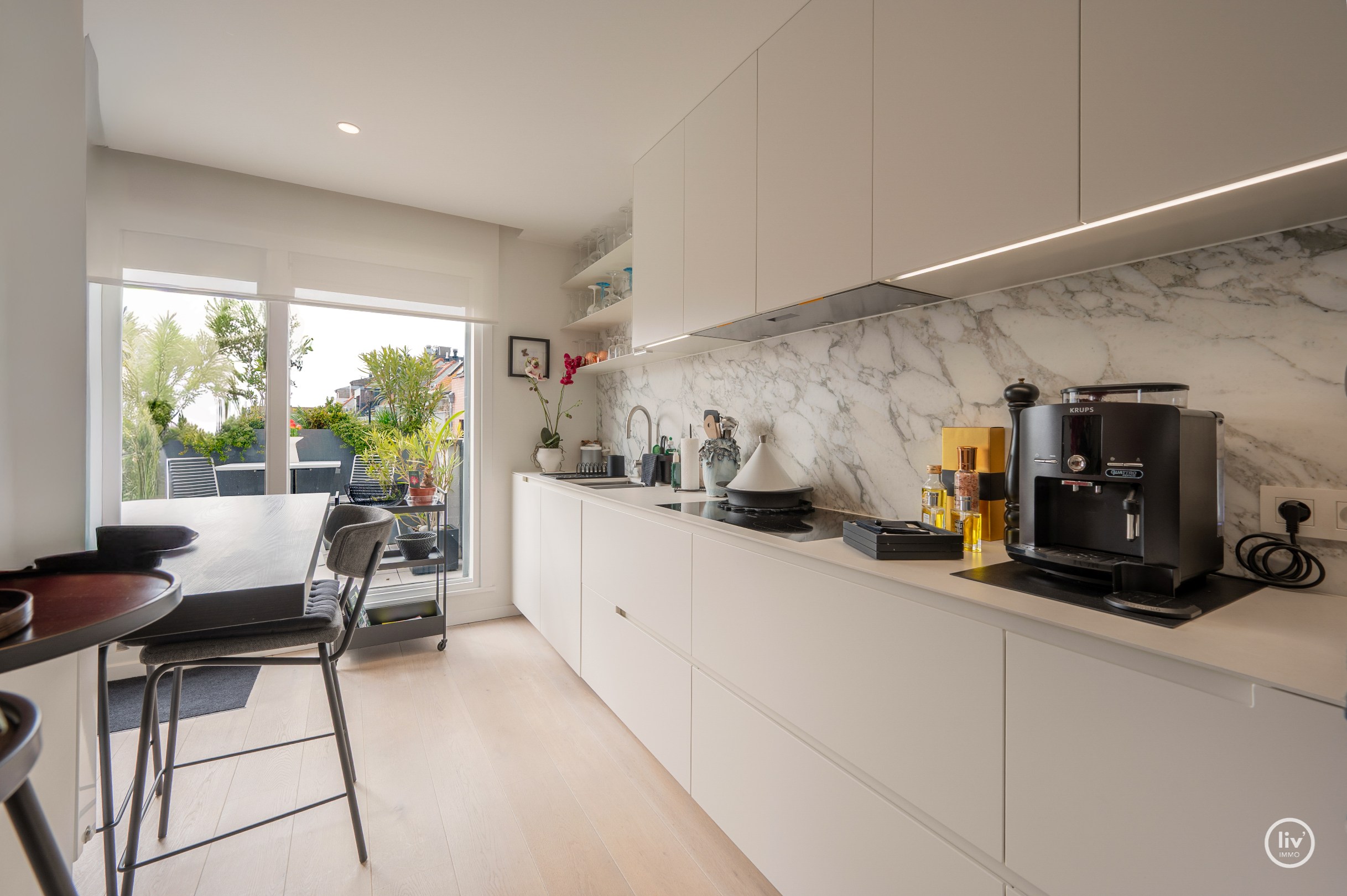 Prachtig, gerenoveerd penthouse op een topligging in de Blancgarinstraat te Knokke. 