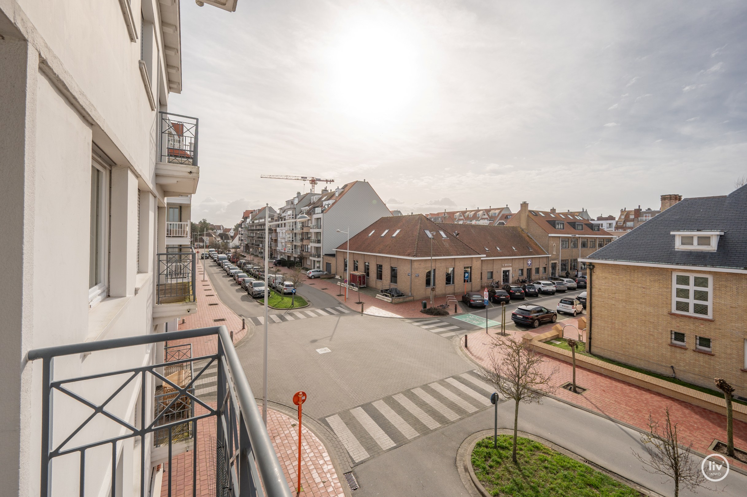 Dit uitstekend gelegen en bijzonder lichtrijke appartement geniet van een open zicht op de Heilig Hartkerk en dankzij de gunstige oriëntatie baadt het de hele dag in het zonlicht. Een aangename woonpl 