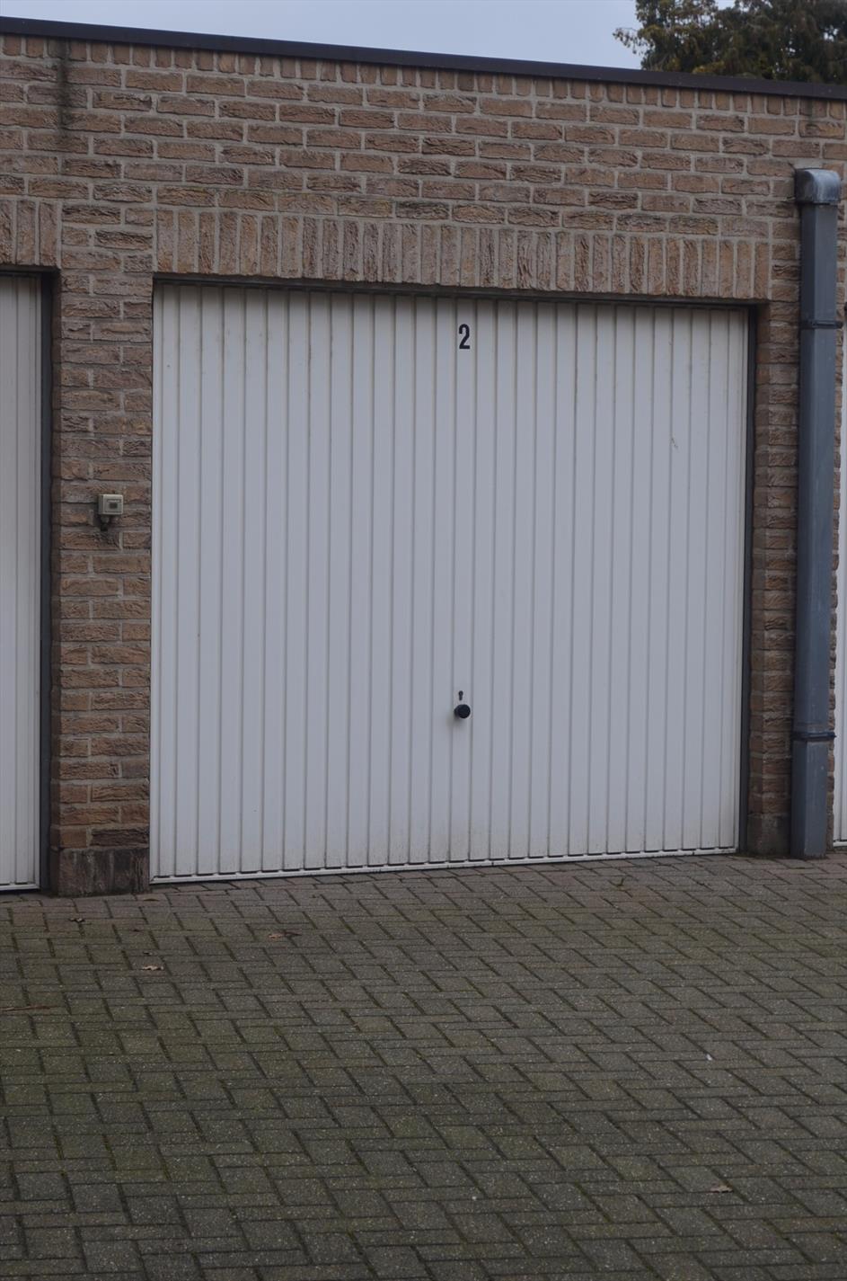 Handelspand met parkeer-gelegenheid te centrum Lembeke 