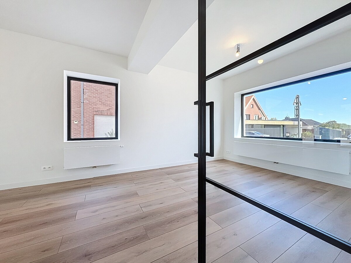 Knappe renovatie met ZW-tuin op gunstige locatie te Zottegem 