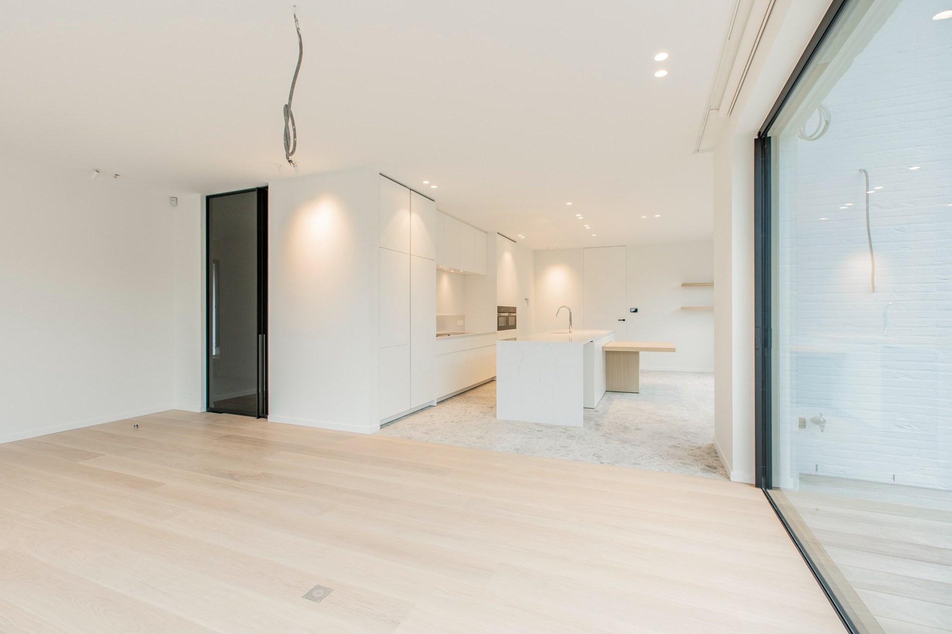 À LOUER : Villa de construction récente et élégante de 2021 alliant confort contemporain et grands volumes de vie, située dans un emplacement exceptionnel à proximité du centre de Knokke-Heist. 