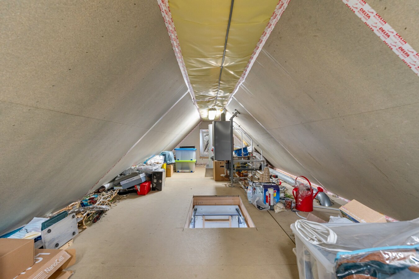 Zeer goed onderhouden en praktisch ingedeelde gezinswoning met 4 slaapkamers en prachtige tuin. 