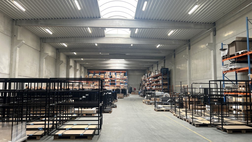 Magazijn met mezzanine te huur in Zele