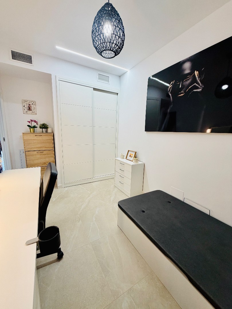 Slaapkamer 1 met ingemaakte kast 