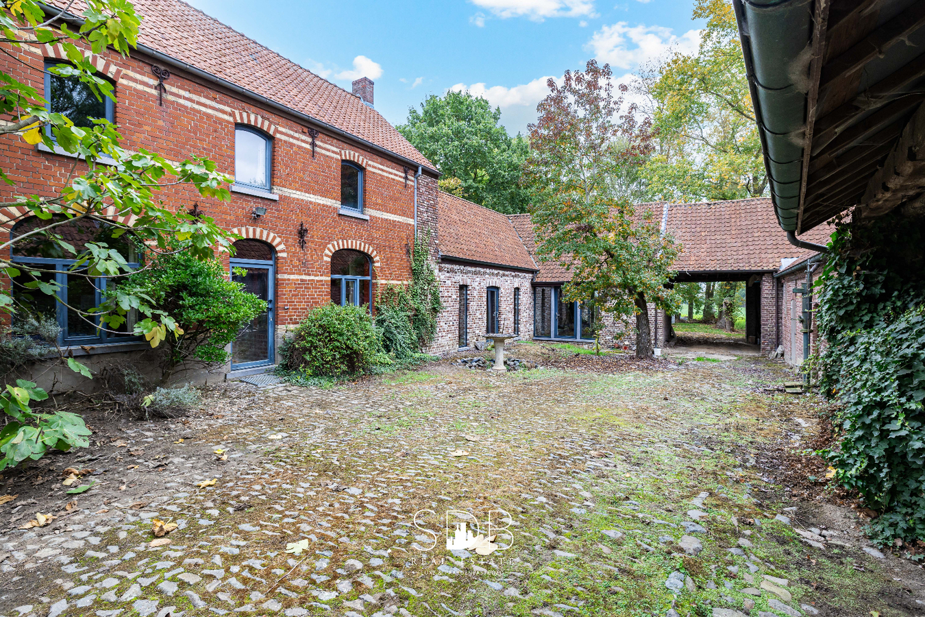 Authentieke hoeve met achterliggend groen op 5.192m² 
