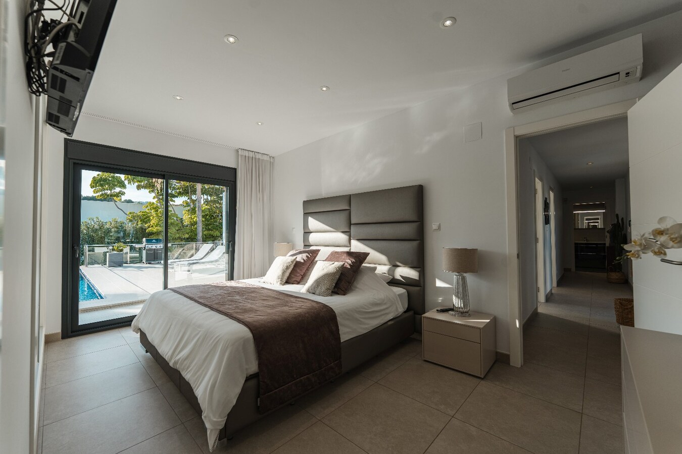 Deze uitzonderlijke villa biedt een unieke combinatie van luxe, volledige privacy en een prachtige zuidoriëntatie in het gegeerde Solpark. 