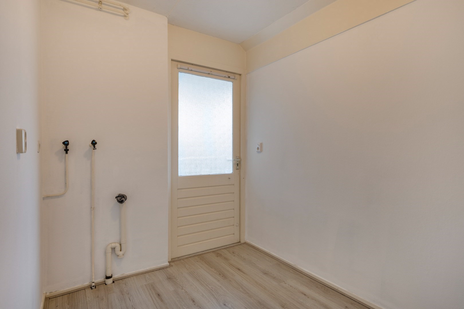 Royale hoek-eengezinswoning met 155 m² wooncomfort en 5 kamers, riante tuin en dakterras. 