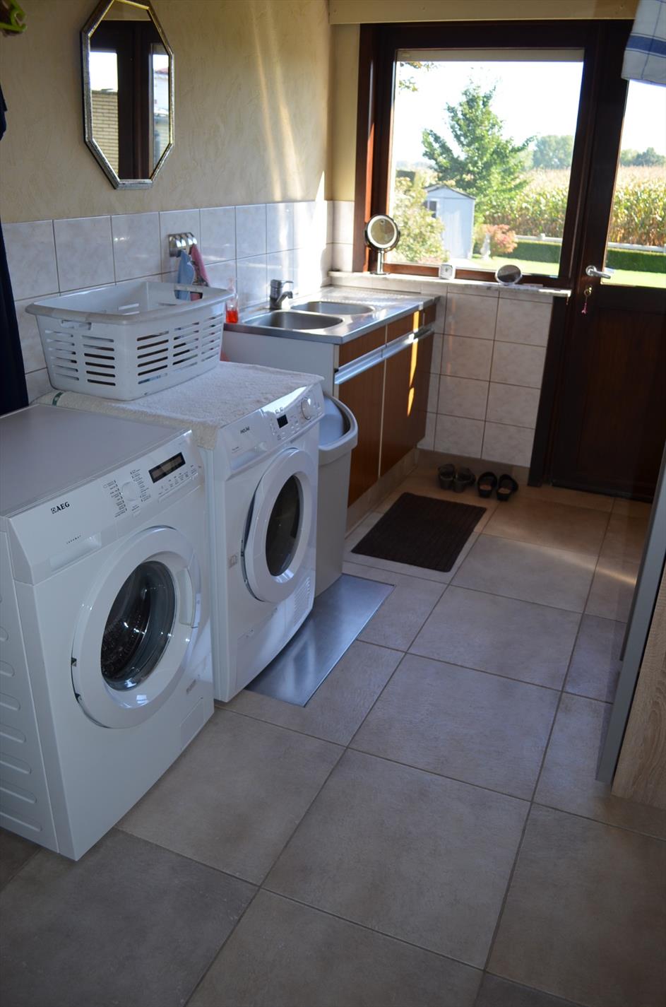 Bungalow op 814m² met  zicht op de weilanden te Adegem 