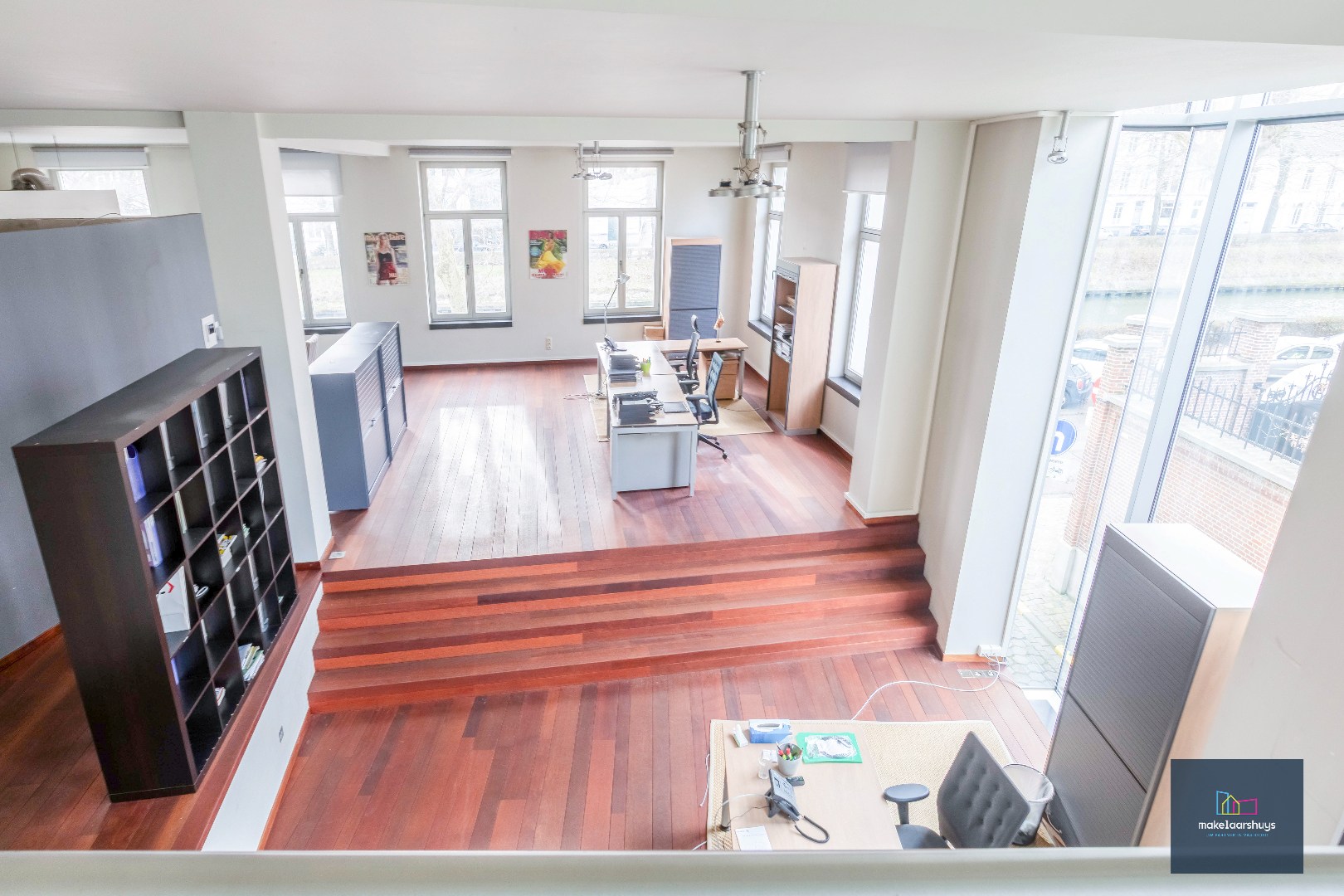 Luxueuze kantoorloft met inpandige staanplaats  en kelderberging  te Coupure Rechts. 