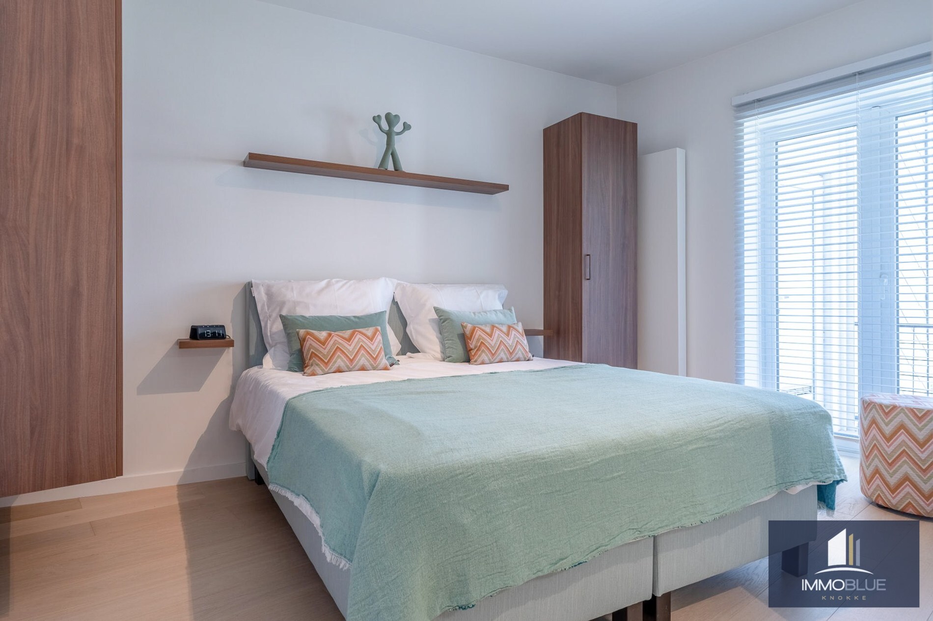 Situé dans un endroit calme, cet appartement entièrement rénové offre une vue dégagée sur les villas. 