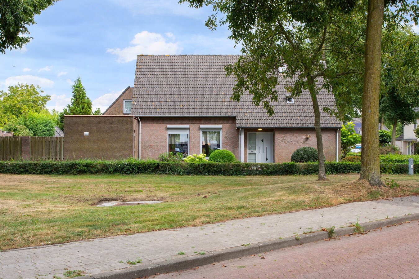 Vrijstaande degelijk gebouwde woning met inpandige dubbele garage. 