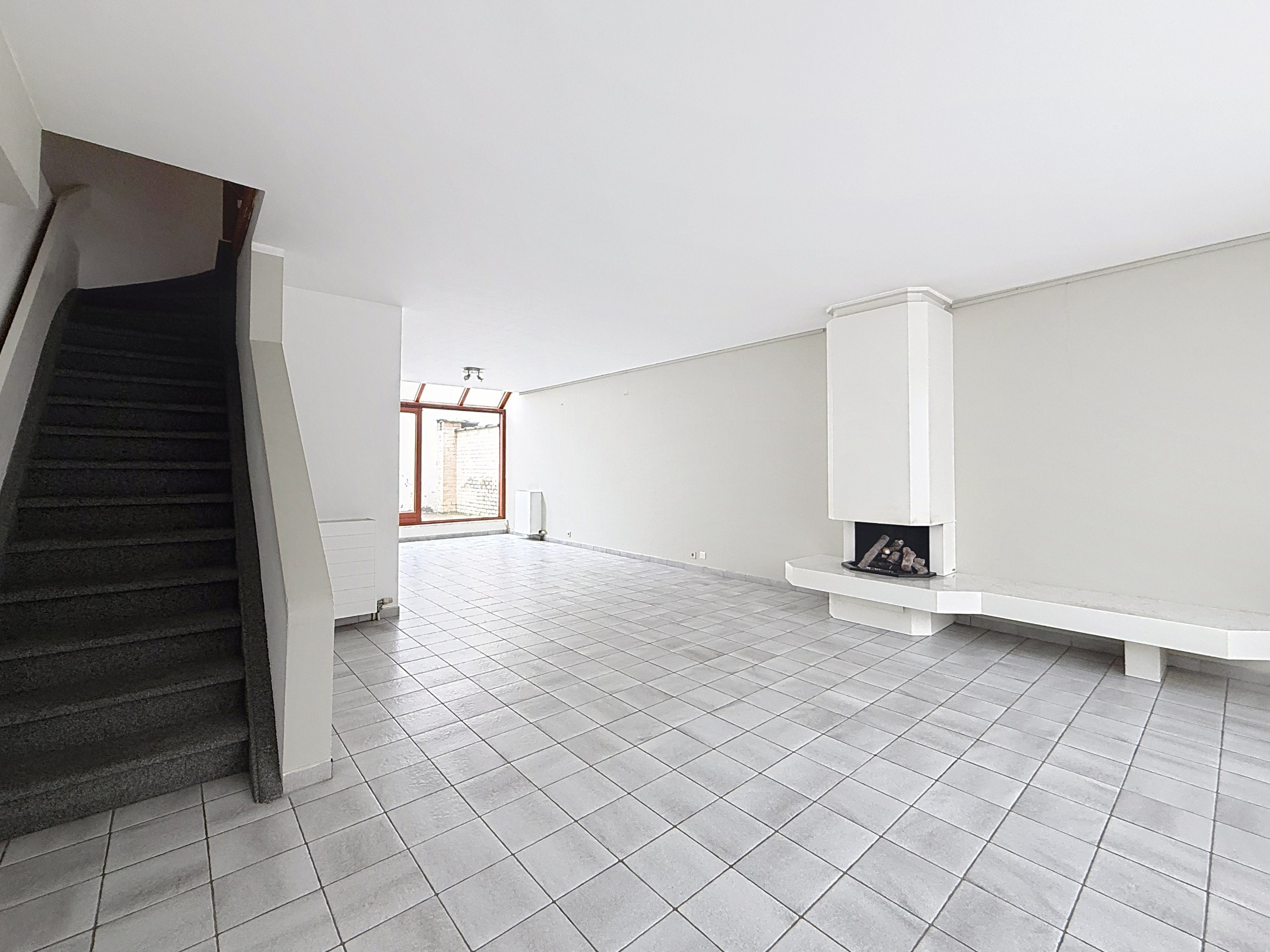 Maison de ville située au centre de la vieille ville de Knokke, à proximité des supermarchés, de l'école, du complexe sportif et à quelques mètres de l'avenue Lippens et des transports en commun. 