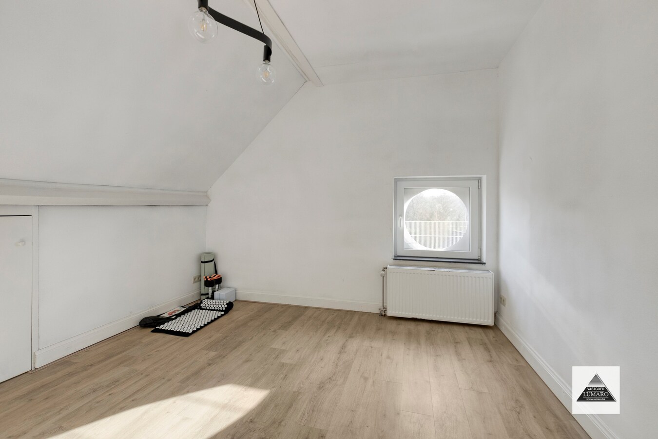 Vernieuwd duplex app. met 3 slaapkamers, terras, parking 