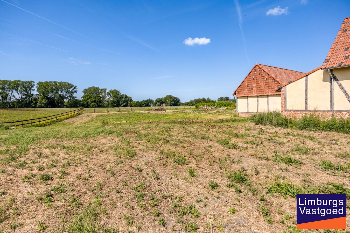 UNIEKE VIERKANTSHOEVE met paardenstallen op 7,34 hectare met vergunning voor zwembad en poolhouse 