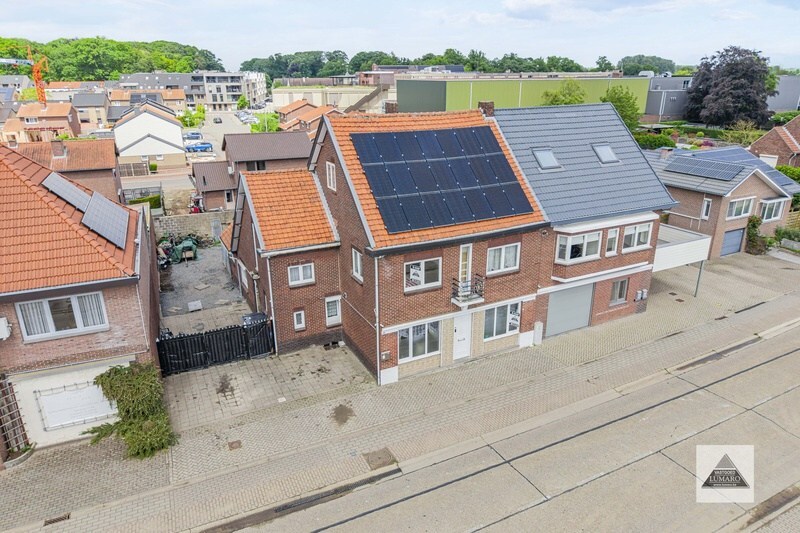 Centraal gelegen halfvrijstaande woning. 6 slaapkamers. Te renoveren. 