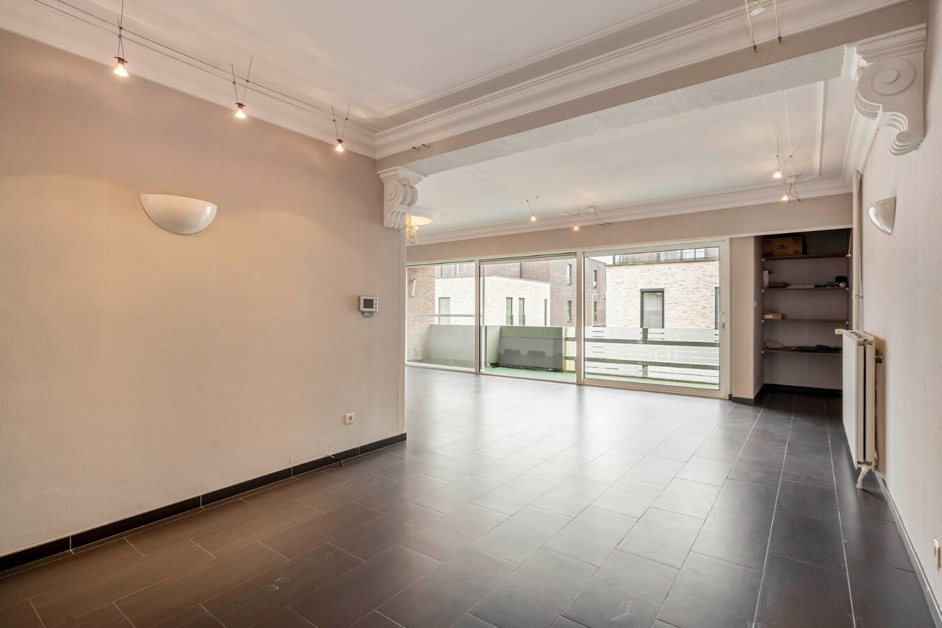 Comfortabel, zeer ruim appartement met 4 slaapkamers, terras en garage in het centrum van Neeroeteren! 