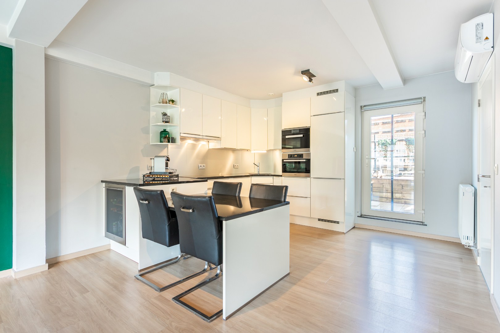 Appartement met 2 slpk, terras en staanplaats 
