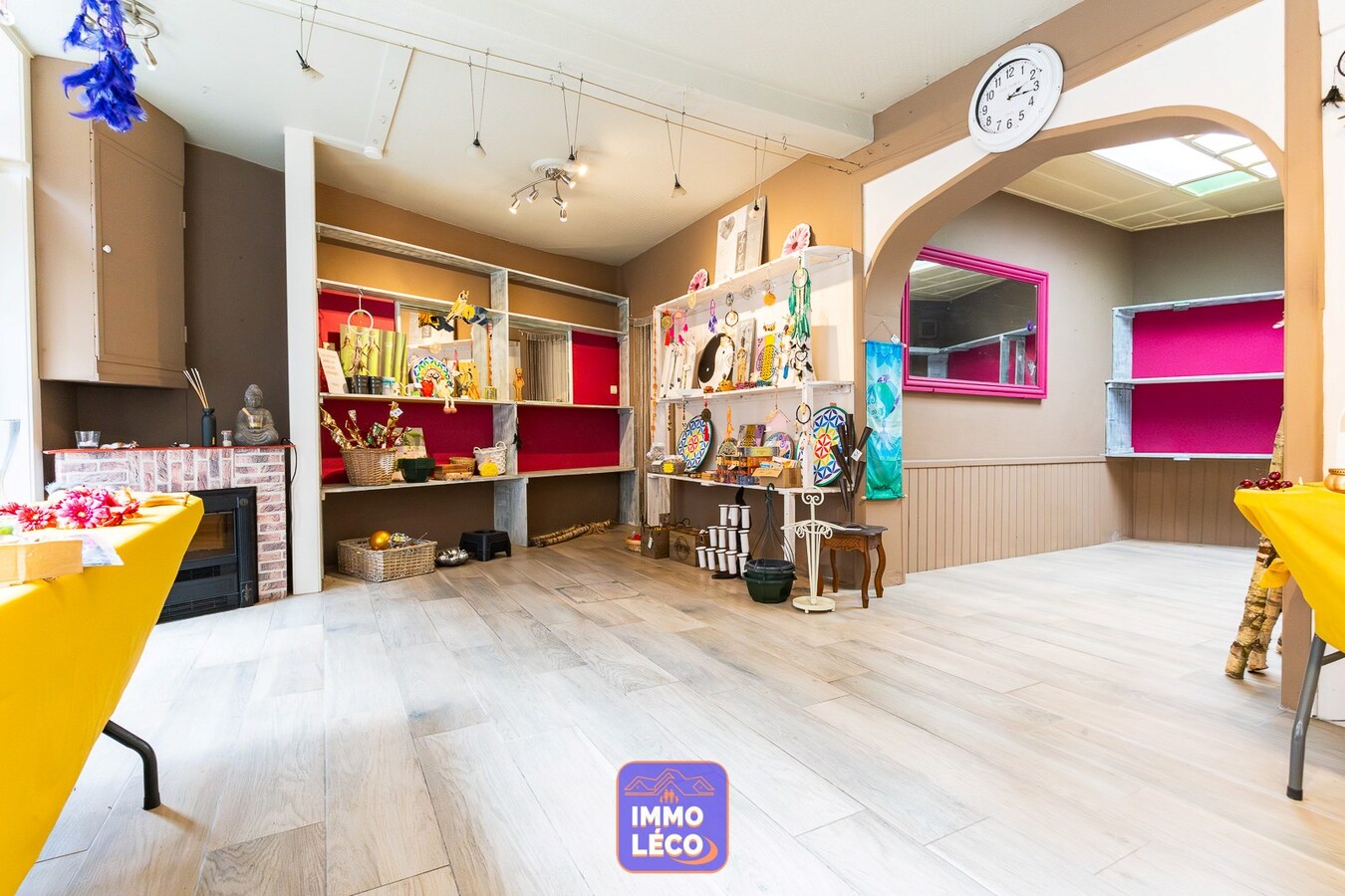 Maison de commerce idéalement située, dans un village prisé ! 