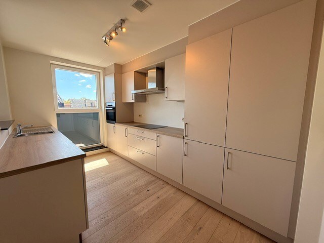 Luxe duplexappartement te huur in het hart van Maaseik, met lift, 2 slaapkamers en 2 terrassen. 