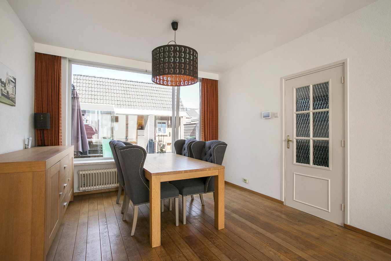 Eindwoning met berging, overkapping, ondergrond, erf, tuin- en verdere aanhorigheden. 