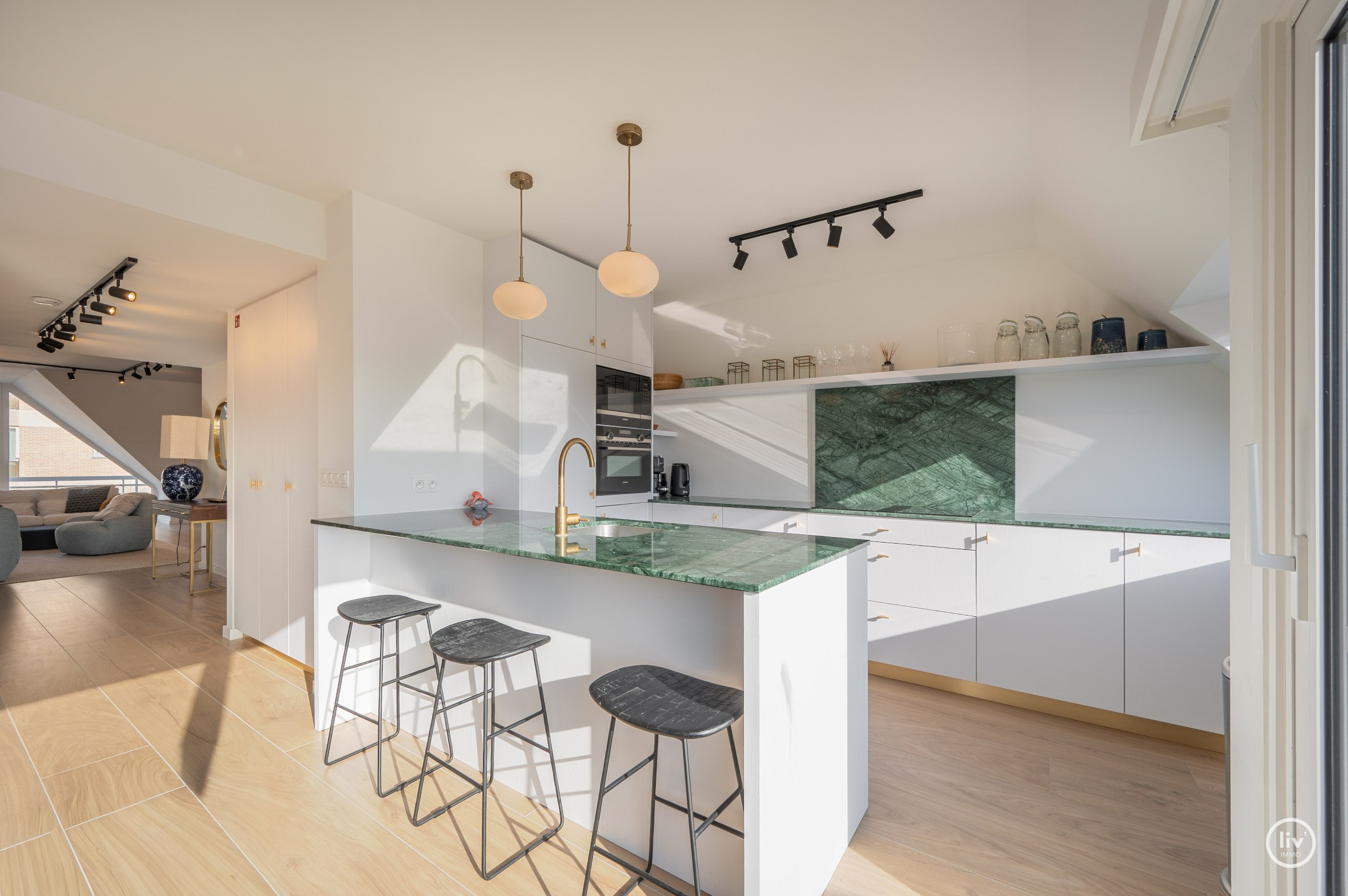 Appartement en triplex prêt à emménager situé près de la place Rubens avec vue latérale sur la mer. 
