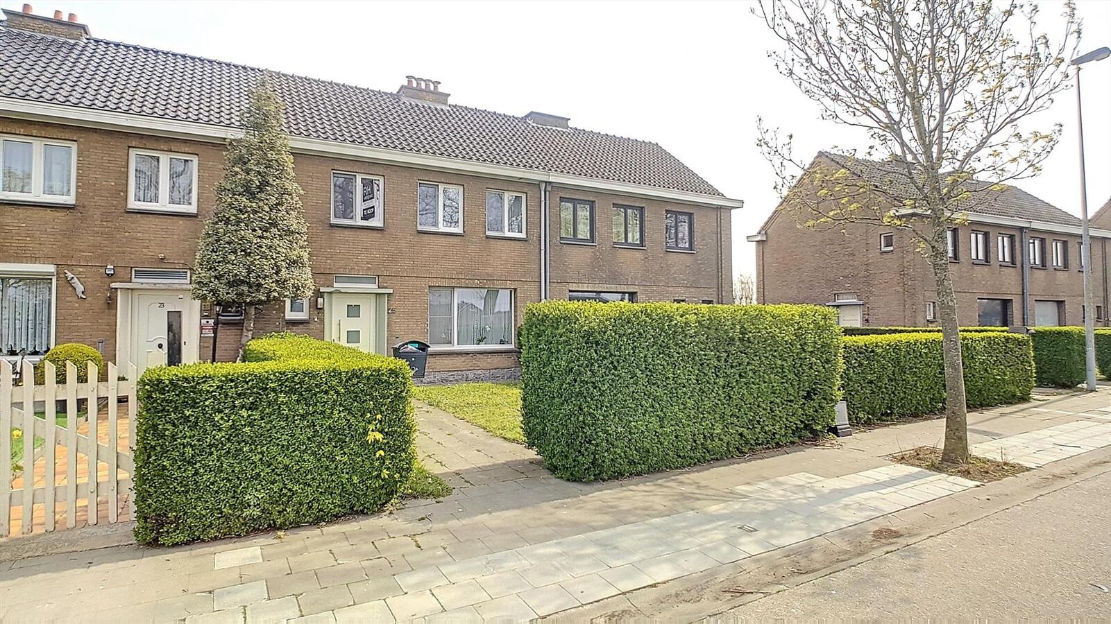 Gezinswoning met drie slaapkamers, terras en uitweg achteraan - Zwankendamme 