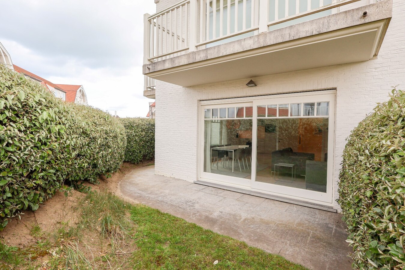 Modern 2slpk-appartement met privé tuin op wandelafstand van het strand 
