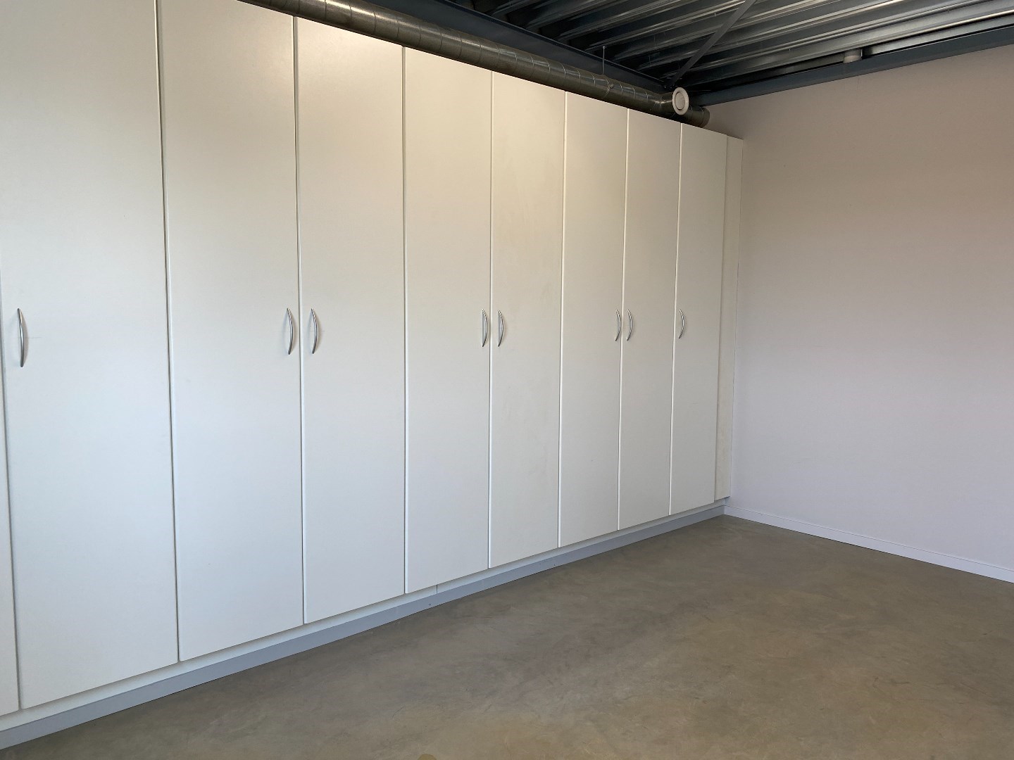 Kantoorruimte of atelier ruimte op de eerste verdieping met parkeerplaatsen te Olsene. 