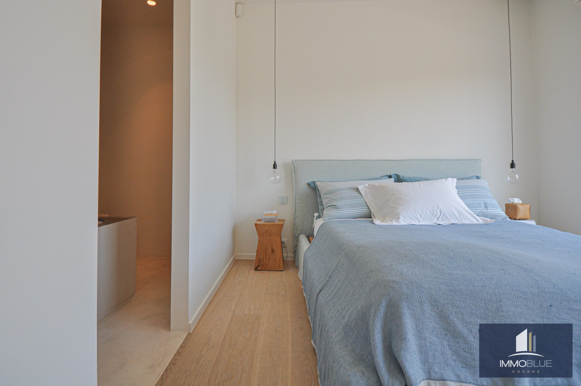 "Sublime appartement d'angle avec de spacieuses terrasses situé dans le prestigieux domaine Tennis Garden." 