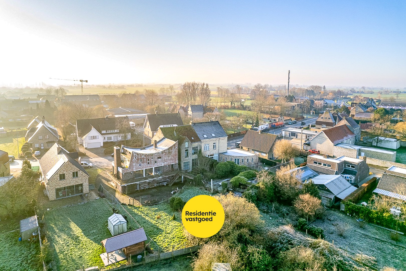 Karaktervol eigendom op ruim perceel te Alveringem. 