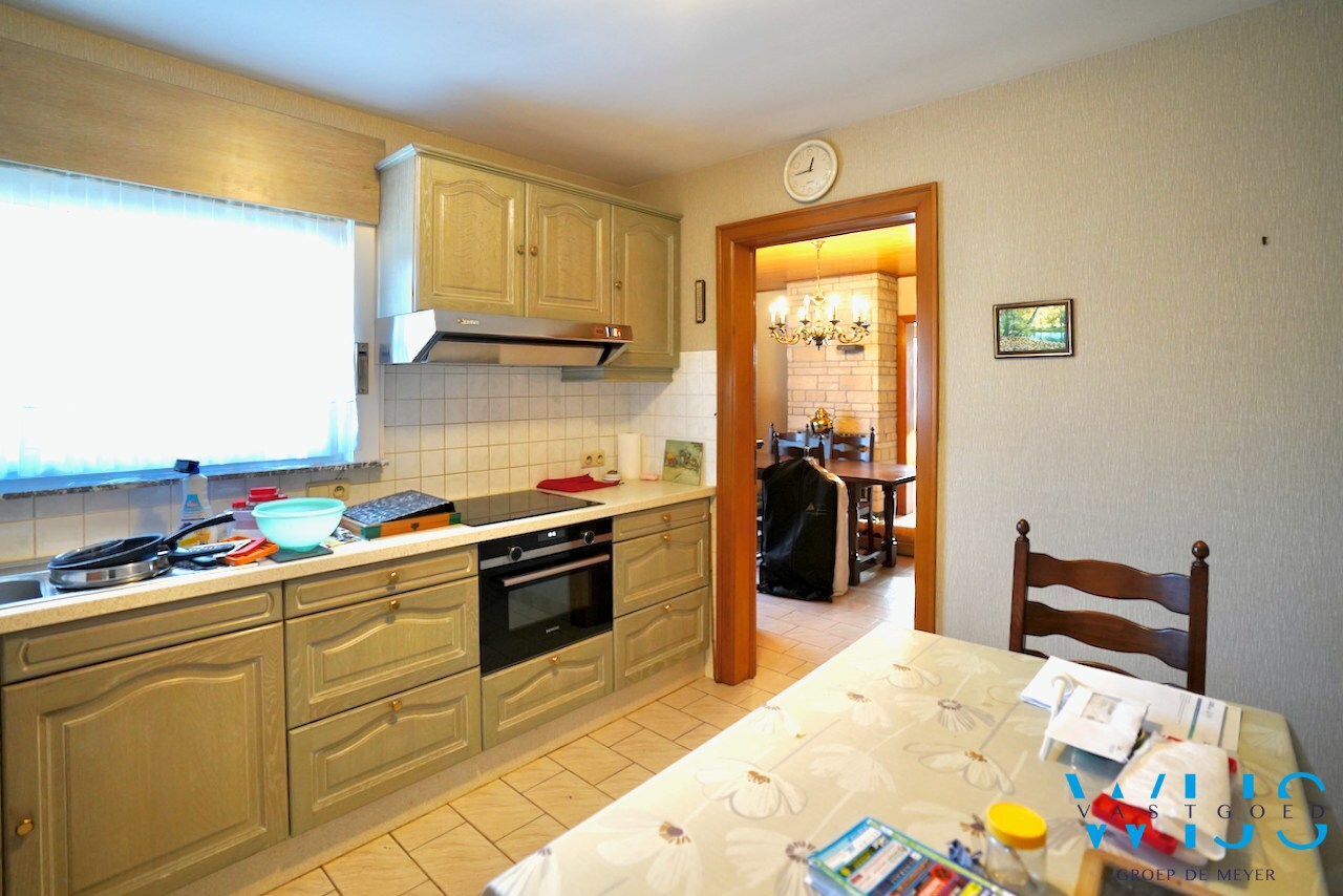 Halfopen bebouwing met vernieuwd dak en topligging in hartje Evergem ! 