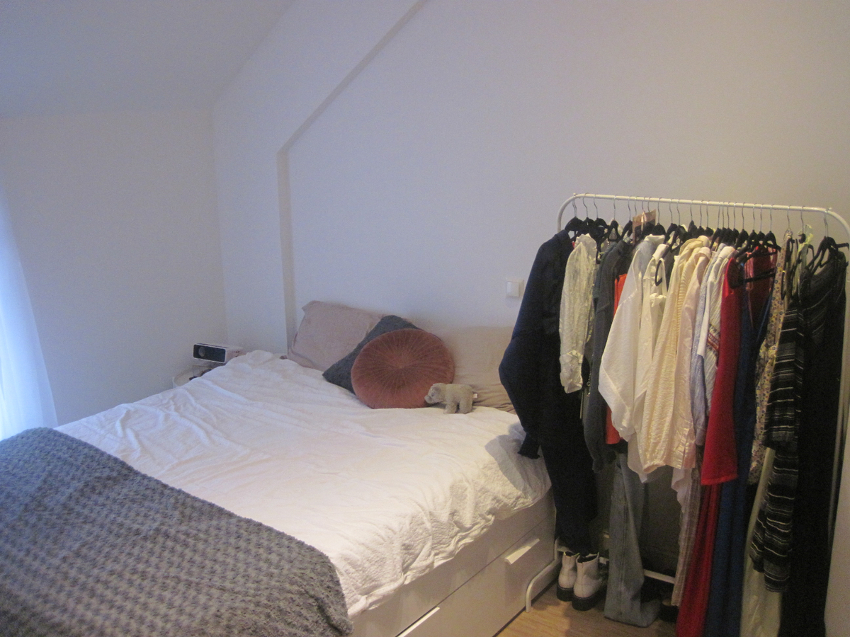 Recent vernieuwde, ruime rijwoning in hartje Gavere. 