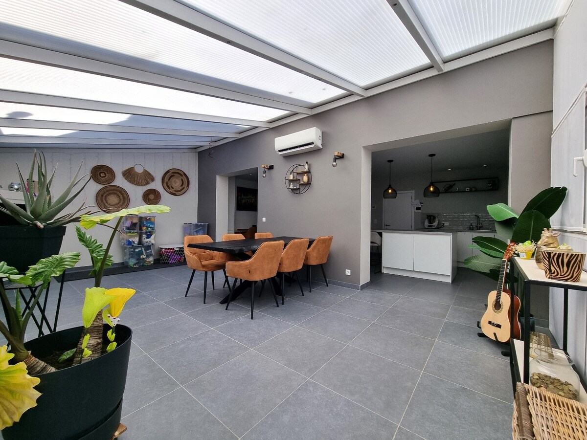 Prachtige, volledig gerenoveerde halfopen bebouwing op groot perceel van 842m² 