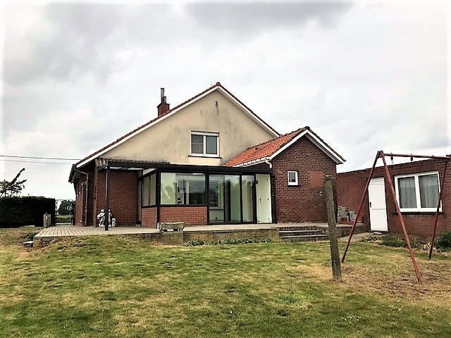 Landelijk gelegen op te frissen woning met 4 slaapkamers te Westrozebeke. 
