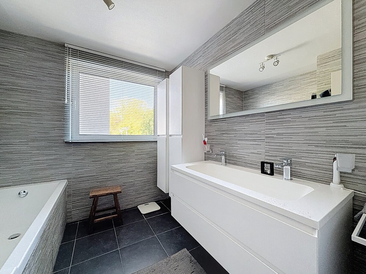 Gerenoveerde villa met zwembad grenzend aan kasteel te Leeuwergem 