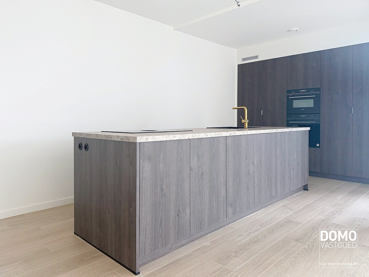 RUIM TWEE SLAAPKAMER APPARTEMENT MET PRACHTIG TERRAS, LIFT EN GARAGEBOX IN CENTRUM KERMT 