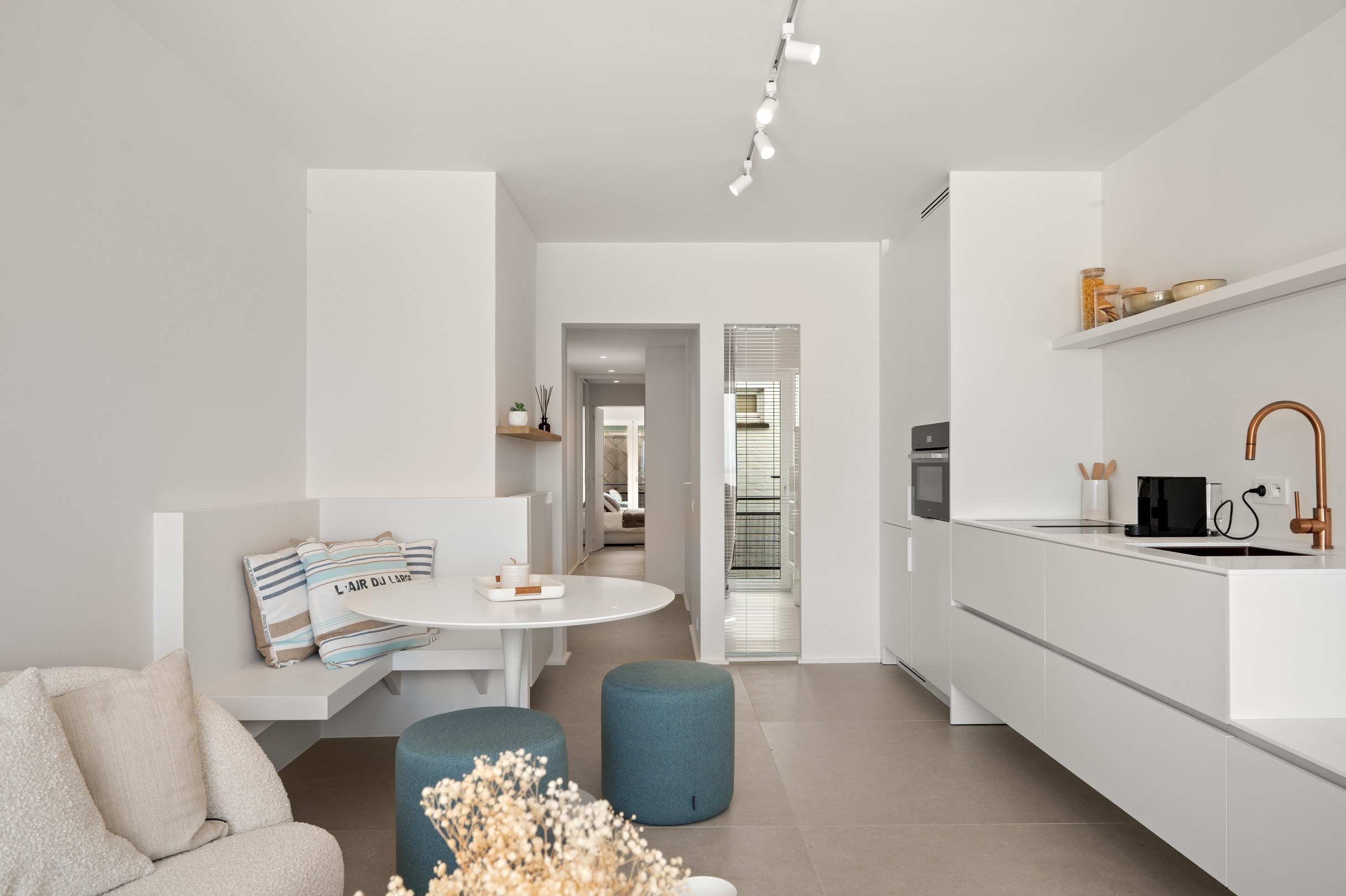 Appartement de vacances confortable et magnifiquement rénové avec vue frontale sur la mer, situé près de la place Rubens. 