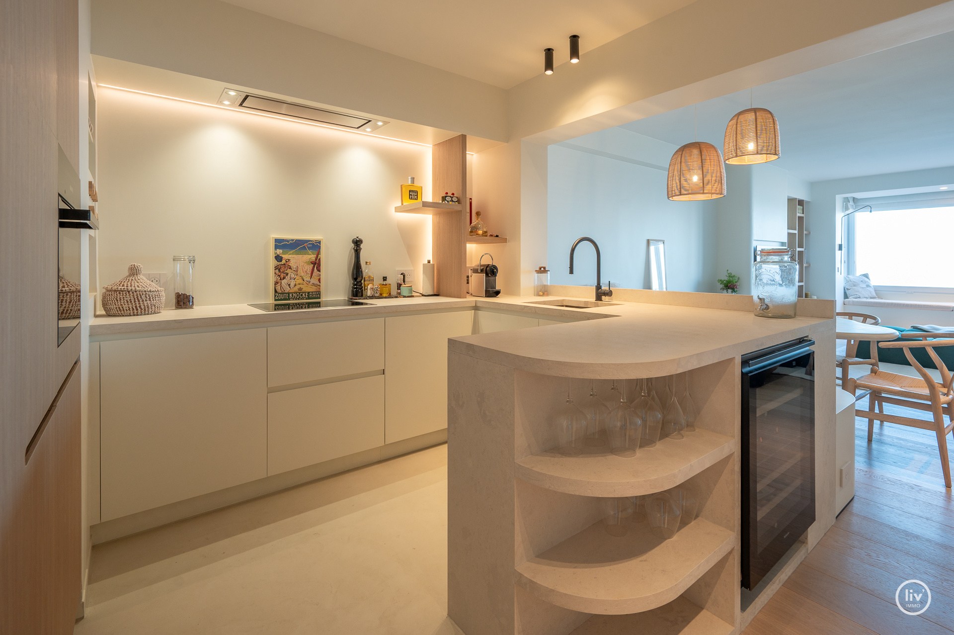 Magnifique appartement rénové avec une vue imprenable sur la mer, idéalement situé sur la digue du Zoute, à proximité de la place Albert. 