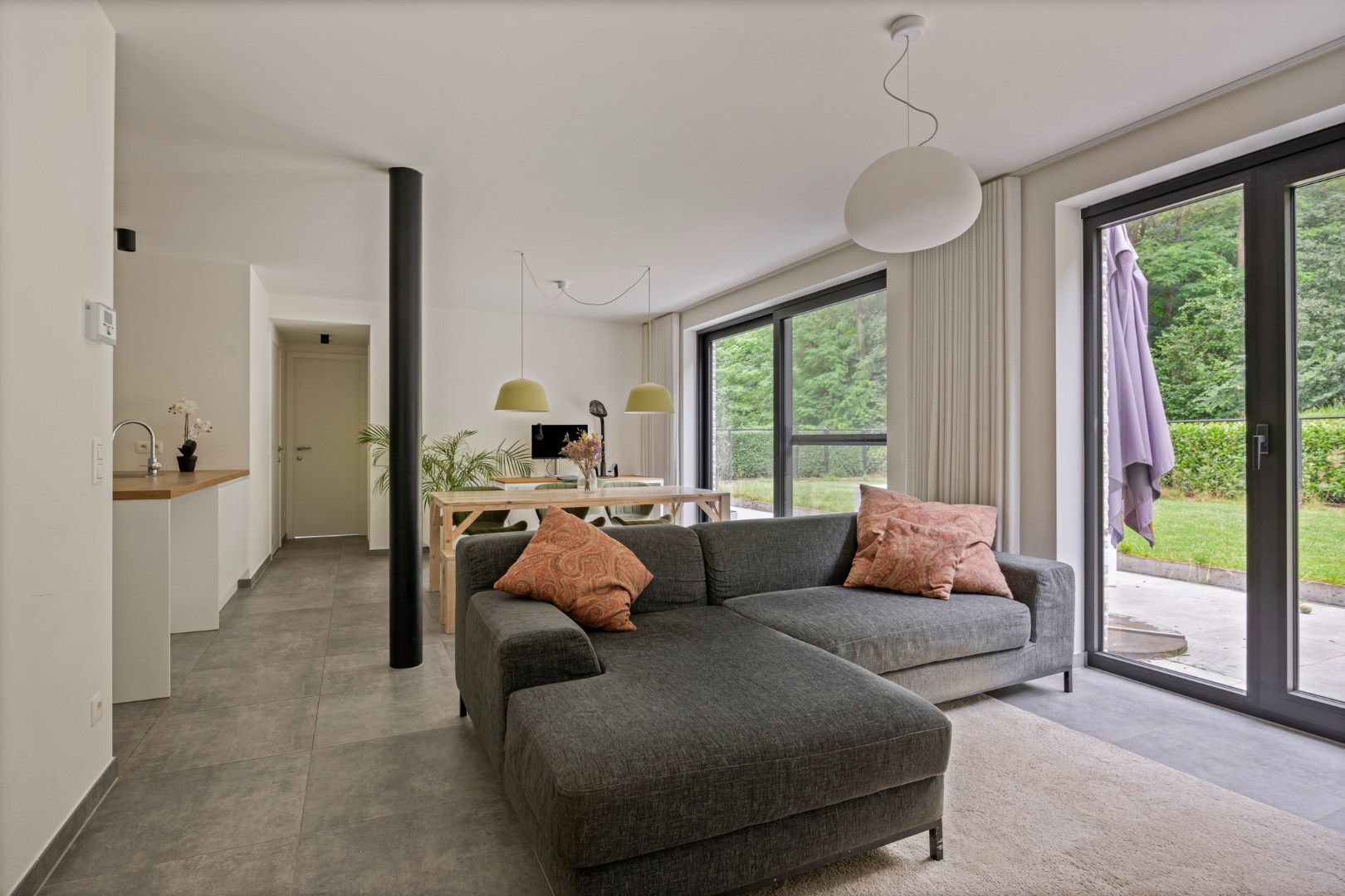Ruim appartement met 2 slaapkamers en tuin + autostaanplaats vlakbij autostrade - EPC 68 kWh/m² 