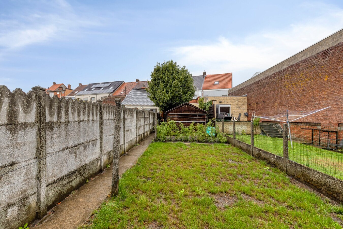 Centraal gelegen woning met stadstuin en veel potentieel in Ronse 
