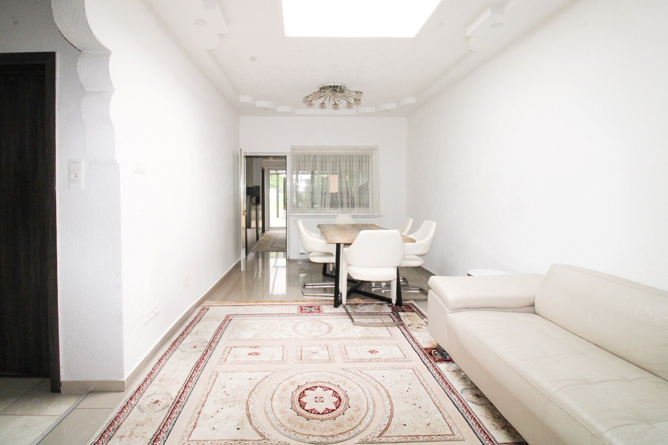 Verrassend ruime gezinswoning met energielabel B, vier slaapkamers en een uitgestrekte diepe tuin te koop in Sint-Niklaas! 