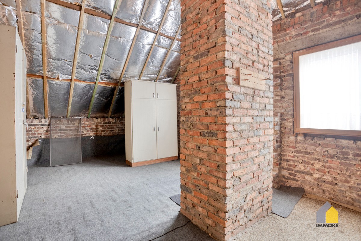 Vrijstaande, statige woning op 7 a 82 ca met 3 slpk en mooie tuin. 