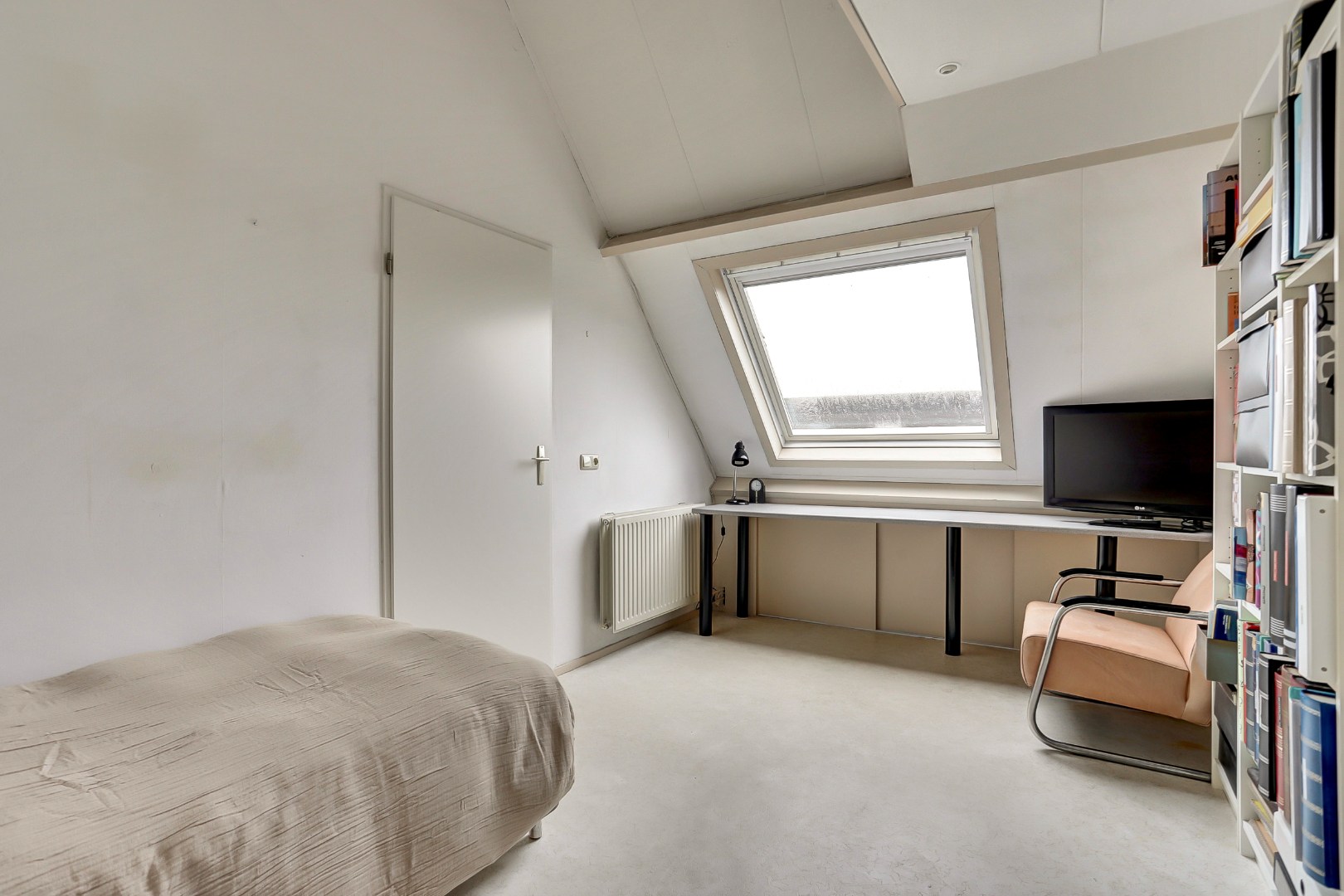 Ruime 5-kamer tussenwoning met inbouw keuken, moderne badkamer, 4 slaapkamers, ruime tuin gelegen op het zuidwesten. 