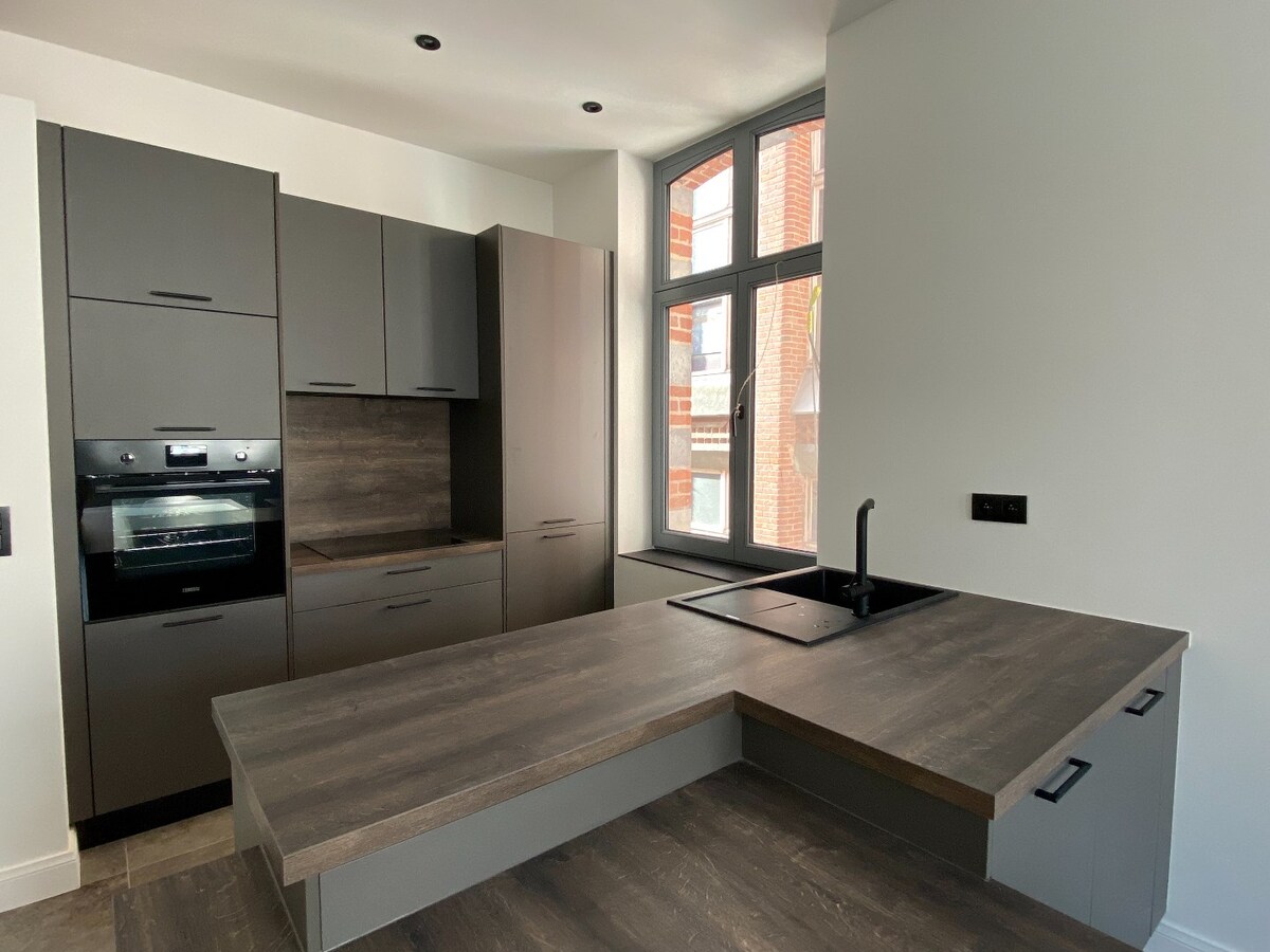 Superbe appartement entièrement décoré avec une grande chambre et terrasse. GRAND PLACE ! 